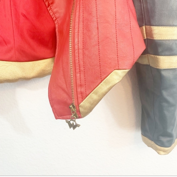 WONDER WOMAN Vegan Leather JACKET Hot Topic! - Picture 6 of 8